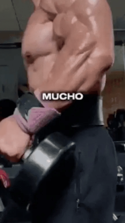 Hombre entrenando en el gimnasio con una pesa